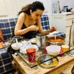 Kangana Ranaut Instagram - There's nothing better than the company of Anna (@kachak26) and South Indian food for #KanganaRanaut. Here, she can be seen relishing a good meal in the company of Team Panga. They made it all happen for her 'caus she played really well in her Kabaddi matches. #Panga