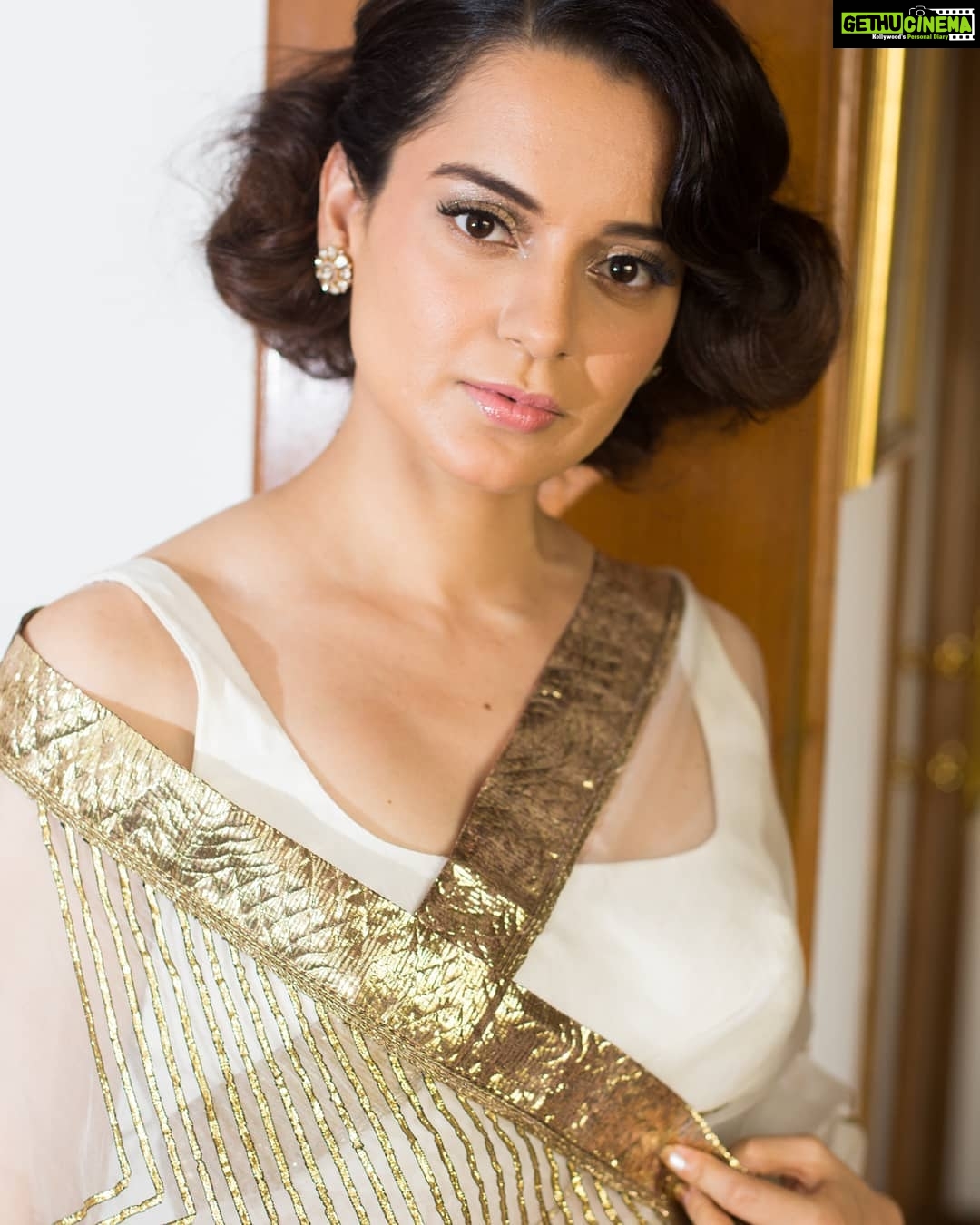 Kangana Ranaut Instagram - SAVAGE IN A SARI 👄🔥 . . #kanganaranaut spotted in Delhi for PM @narendramodi Ji's swearing-in ceremony 🇮🇳 . . Sari : @raw_mango Jewellery: @amrapalijewels Styled by : @stylebyami @shnoy09 Hair : Haseena Shaikh Make up : @chettiaralbert Heels : @louboutinworld