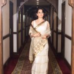 Kangana Ranaut Instagram - SAVAGE IN A SARI 👄🔥 . . #kanganaranaut spotted in Delhi for PM @narendramodi Ji's swearing-in ceremony 🇮🇳 . . Sari : @raw_mango Jewellery: @amrapalijewels Styled by : @stylebyami @shnoy09 AHair : Haseena Shaikh Make up : @chettiaralbert Heels : @louboutinworld