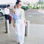 Kangana Ranaut Instagram - STOP 🔥 THE 🔥 PRESSES 🔥 . . #kanganaranaut was spotted at the airport in a fashion-forward look that is perfect for summers. 👄👄 . Top @heron Pants - @off____white Shoes - @fendi Shirt- @topshop Bag- @off____white