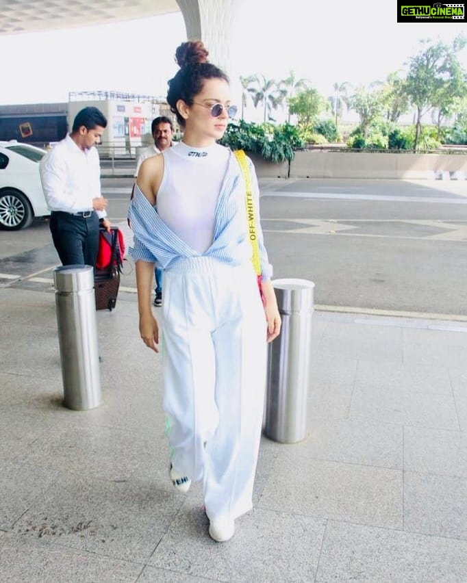 Kangana Ranaut Instagram - STOP 🔥 THE 🔥 PRESSES 🔥 . . #kanganaranaut was spotted at the airport in a fashion-forward look that is perfect for summers. 👄👄 . Top @heron Pants - @off____white Shoes - @fendi Shirt- @topshop Bag- @off____white