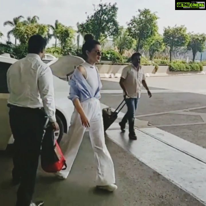 Kangana Ranaut Instagram - STOP 🔥 THE 🔥 PRESSES 🔥 . . #kanganaranaut was spotted at the airport in a fashion-forward look that is perfect for summers. 👄👄 . Top @heron Pants - @off____white Shoes - @fendi Shirt- @topshop Bag- @off____white