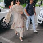 Kangana Ranaut Instagram - #KanganaRanaut spotted outside the airport as she leaves for summer break to Manali with her brother Aksht. . . Suit - @ilovepero Shoes - @gucci Shades - @gucci Bag - @hermes
