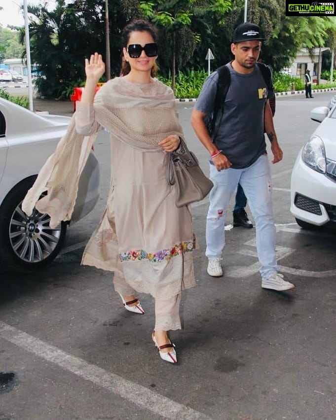 Kangana Ranaut Instagram - #KanganaRanaut spotted outside the airport as she leaves for summer break to Manali with her brother Aksht. . . Suit - @ilovepero Shoes - @gucci Shades - @gucci Bag - @hermes