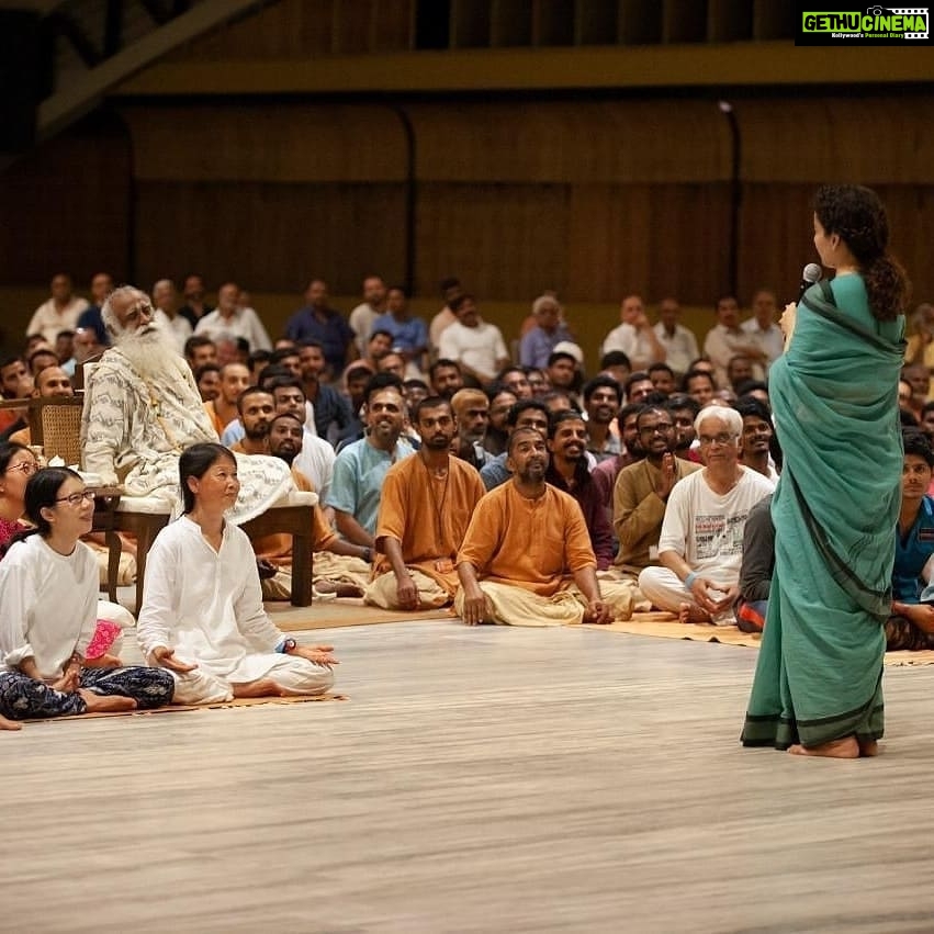 Kangana Ranaut Instagram - A special screening of #Manikarnika at the Isha Yoga Centre in Coimbatore. The crowd was cheering, clapping and whistling almost throughout the movie. A memorable screening indeed! #KanganaRanaut #Sadhguru #IshaFoundation Isha Yoga Center