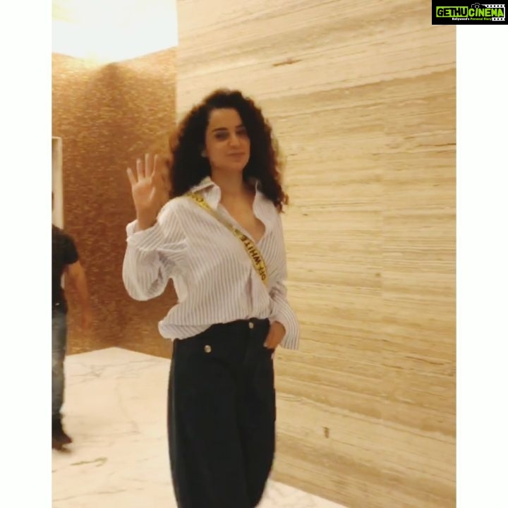 Kangana Ranaut Instagram - Are y'all ready? The Queen makes her way to the airport. ππ . . Shirt & jeans : @gucci Bag : @off____white Shoes : @ysl Styling: @stylebyami @shnoy09 . #KanganaAtCannes #LiveVictoriously #Greygooselife #Queenatcannes #airportstyle @pankhurifetch