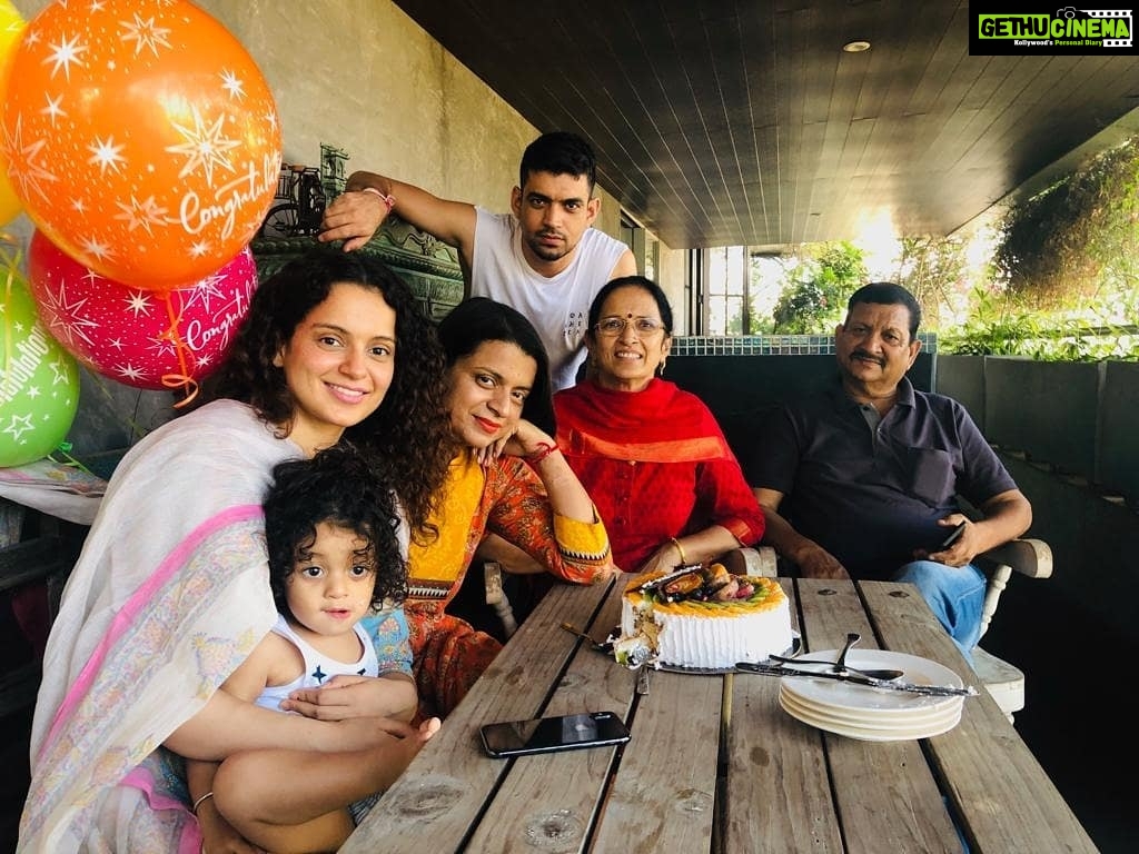 Kangana Ranaut Instagram - Happy 8th Anniversary to @rangoli_r_chandel and Ajay. ❤️❤️❤️ Here's a candid photo of the Ranaut family at home. #KanganaRanaut