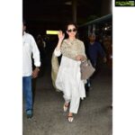 Kangana Ranaut Instagram - After 10 days of Yoga and meditation, #KanganaRanaut looks radiant as she returns to the Bay. Outfit: Good Earth Bag :Hermes Shoes : Gucci