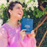 Kangana Ranaut Instagram - Enchanted…. Thank you @sadhguru ji 🙏 Go grab your copy of #eternalechoes and be blissed out …. @penguinbooks Thank you for Eternal Echoes ❤️