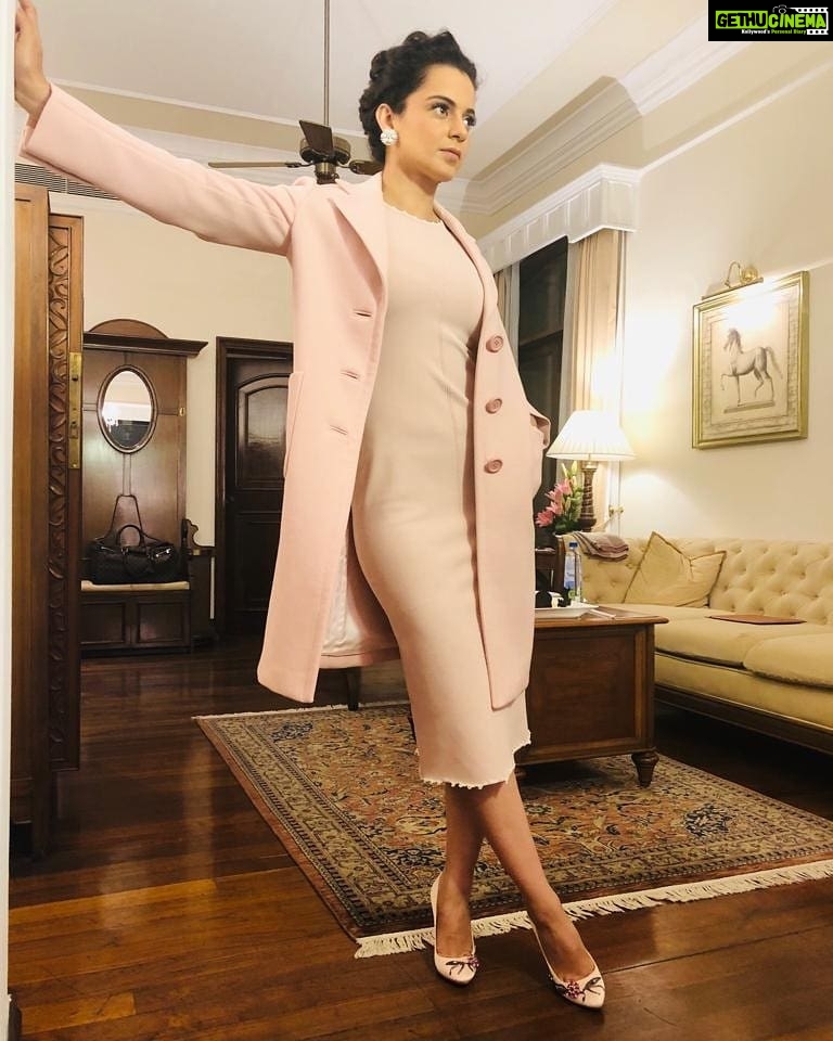 Kangana Ranaut Instagram - The kingdom awaits! Dress : @ulyanasergeenko Coat : @prada Footwear : @Dior Jewellery : @anmoljewellers Styled by @stylebyami Hair : @shaikhhaseena33 Make up : @chettiaralbert #KanganaRanaut #SignatureMasterClass #Queen #Manikarnika #ManikarnikaTheQueenOfJhansi Kolkata