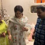 Kangana Ranaut Instagram - An overwhelmed Team #Manikarnika croon #BharatYeRehnaChahiye at the celebrations after the special screening of #ManikarnikaTheQueenOfJhansi. Rare moment to see #KanganaRanaut #prasoonjoshi & @shankar.mahadevan jamming along with @iampratibhasingh @unnatiidavara @vaibhav.tatwawaadi joining in. #Bharat #ManikarnikaOn25thJan @zeemusiccompany @zeestudiosofficial