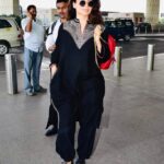 Kangana Ranaut Instagram - Watch the queen conquer as she walks in black Dress - Cashmere Phiran from @kashmirboxofficial Bag- @gucci #kanganaranaut #airportoutfit #Airportdiaries #ootd #manikarnikapromotions #manikarnika