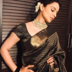 Kangana Ranaut Instagram - The Queen's poise. Saree : Gift by #Rekha ji Jewellery : @abfjewels Hair & Make up @shaikhhaseena33 @chettiaralbert #SareeLove #Sarees #Ethnic #ethniclove #ManikarnikaTheQueenOfJhansi #KanganaRanaut