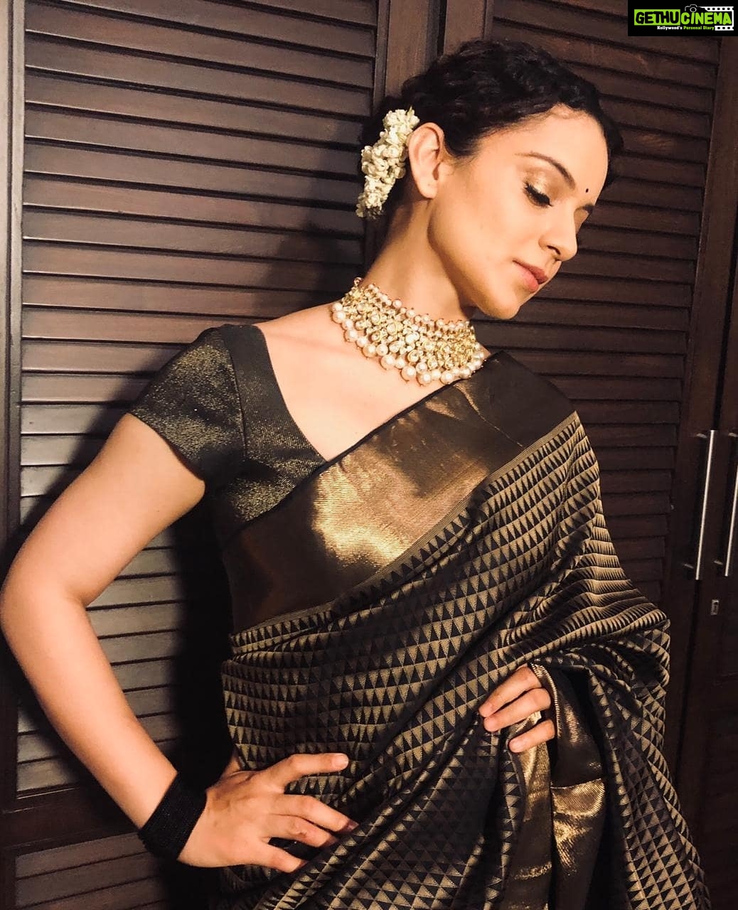 Kangana Ranaut Instagram - The Queen's poise. Saree : Gift by #Rekha ji Jewellery : @abfjewels Hair & Make up @shaikhhaseena33 @chettiaralbert #SareeLove #Sarees #Ethnic #ethniclove #ManikarnikaTheQueenOfJhansi #KanganaRanaut - Gethu Cinema Kangana Ranaut Instagram - The Queen's poise. Saree : Gift by #Rekha ji Jewellery : @abfjewels Hair & Make up @shaikhhaseena33 @chettiaralbert #SareeLove #Sarees #Ethnic #ethniclove #ManikarnikaTheQueenOfJhansi #KanganaRanaut - Gethu Cinema