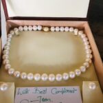 Kangana Ranaut Instagram - Only a true friend knows true feelings.... #KanganaRanaut ’s love for pearls acknowledged by her dear friend @gauravguptaofficial #Gift #pearlnecklace #ManikarnikaTheQueenOfJhansi