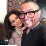 Kangana Ranaut Instagram - #Repost @vikramthapa (@get_repost) ・・・ Once the Queen, now the Queen of Jhansi. Great talking to Kangana Ranaut the Director. . . . . #manikarnika #manikarnikathequeenofjhansi #kanganaranaut #kangana #shortalk