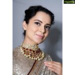 Kangana Ranaut Instagram - Enchantment personified!! #ManikarnikaMusicLaunch Saree : @taruntahiliani Jewellery : @mehtasons1931 Hair : @shaikhhaseena33 Make up : @chettiaralbert Styled by : @stylebyami Photographer : @kvinayak11 #KanganaRanaut #queen #VijayiBhava