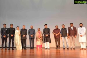 Kangana Ranaut Instagram - The #Queen & the hon'ble @presidentofindia along with eminent leaders, and dignitaries attend the historic screening of @manikarnikafilm at the #rashtrapatibhavan A historic moment for the Hindi Film Industry. Screening organised by #ZeeEntertainment @zeestudiosofficial @zeemusiccompany @kamaljain_thekj #PrasoonJoshi #LalKrishnaAdvani #ramnathkovind @shariq_patel #ManikarnikaTheQueenOfJhansi #Manikarnika #KanganaRanaut