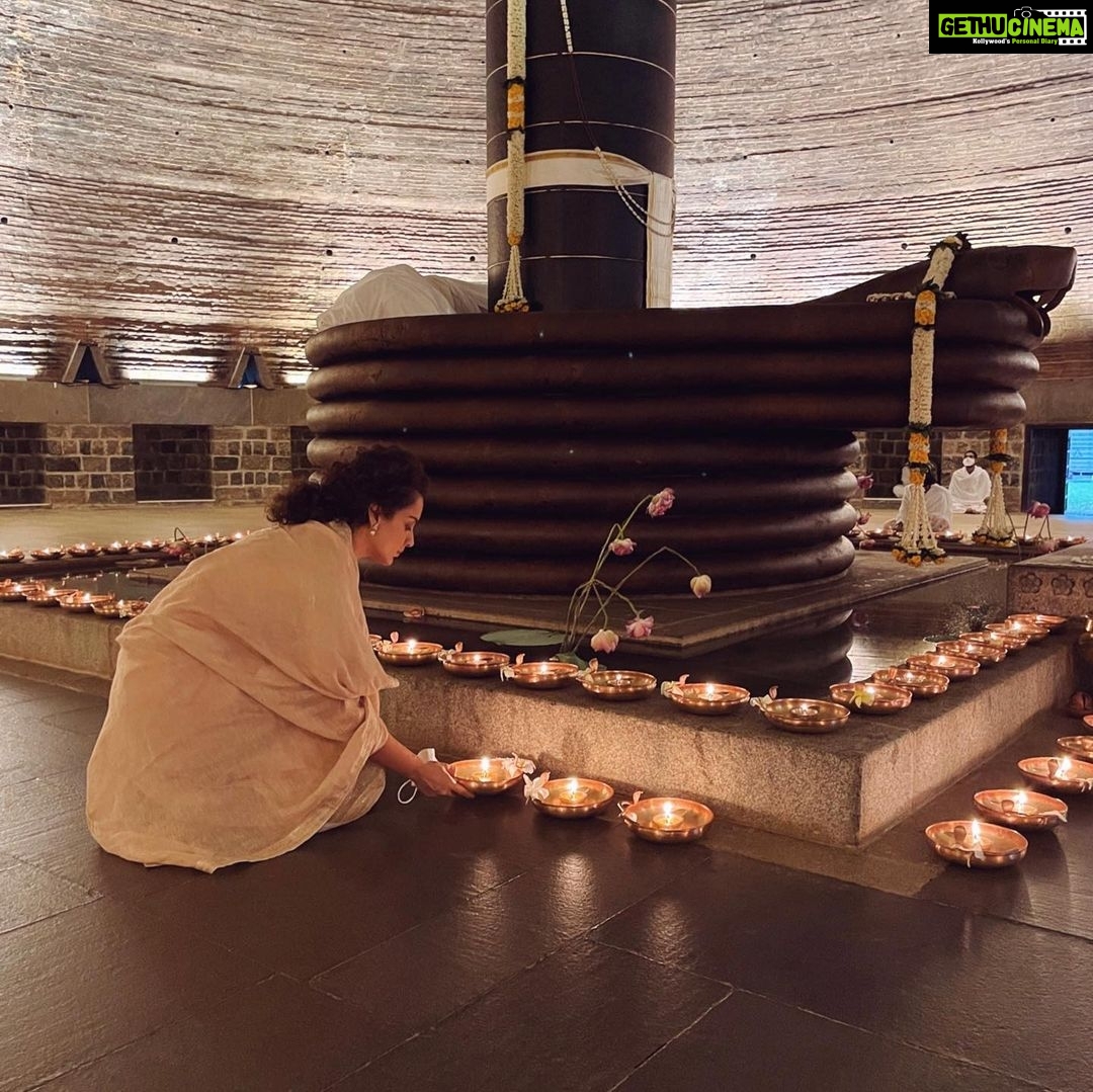 Kangana Ranaut Instagram - Feels amazing to be in the aashram @isha.foundation … Bhairavi darshan and meditation at the temples dazzled me 🥰🙏