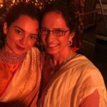 Kangana Ranaut Instagram - #Queen & Mommy Queen spreading some Christmas cheer. #Throwback to #KanganaRanaut posing with her beautiful Mother at the #nickyanka reception. #merrychristmas #mommydaughter #family