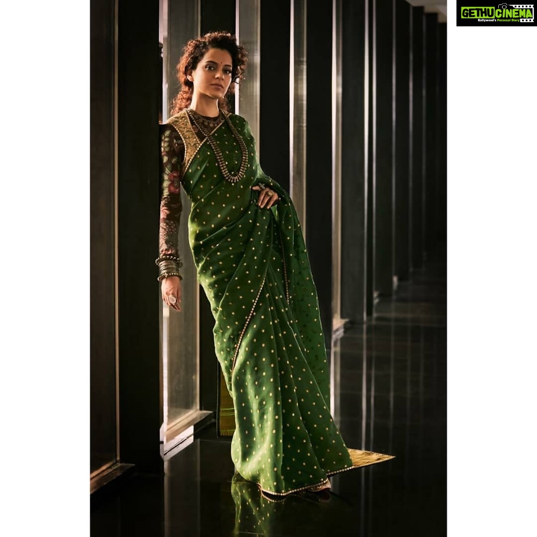 Kangana Ranaut Instagram - Poise 🌸🌸 Styling - @stylebyami Saree - @sabyasachiofficial Jewelery - @sabyasachiofficial Hair - #HaseenaShaikh Make up - @chettiaralbert Mojari - @needledust #KanganaRanaut #Queen #Kolkata