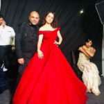 Kangana Ranaut Instagram - RED HOT DIVA #KanganaRanaut sets temperature soaring with this stunning red outfit as a showstopper for @gauravguptaofficial at #blenderspridefashiontour2018 . #MyExpressionMyPride #MyStyleMyPride #Fashion #Couture