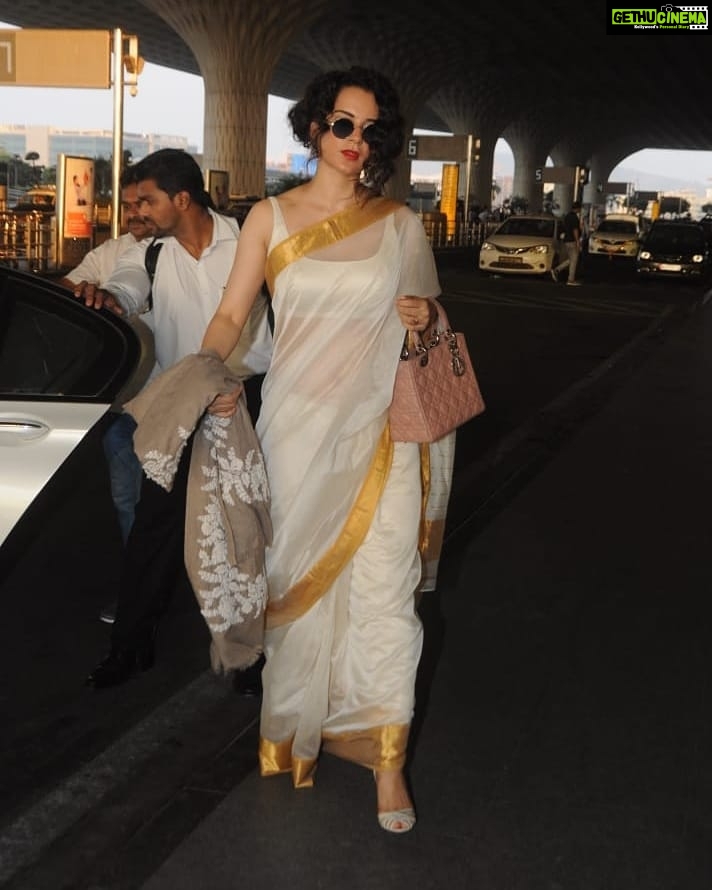 Kangana Ranaut Instagram - #KanganaRanaut leaves for Bhopal to start the schedule of #Panga, directed by @ashwinyiyertiwari , produced by @foxstarhindi @roo_cha . . . . #OOTD #actor #actorslife #instagood #instafashion #pictureday