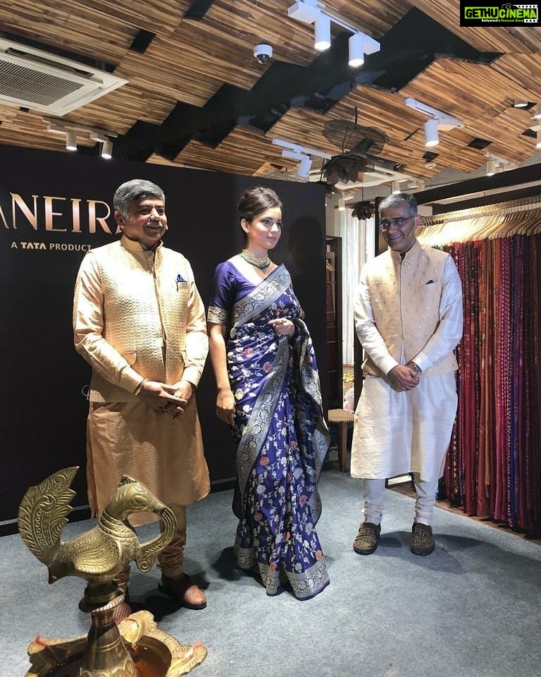 Kangana Ranaut Instagram - #KanganaRanaut is elegance redefined as she graces the @taneira_sarees store inauguration in Delhi. #taneiraindelhi #mytaneira #queen #ethnic #sareelove
