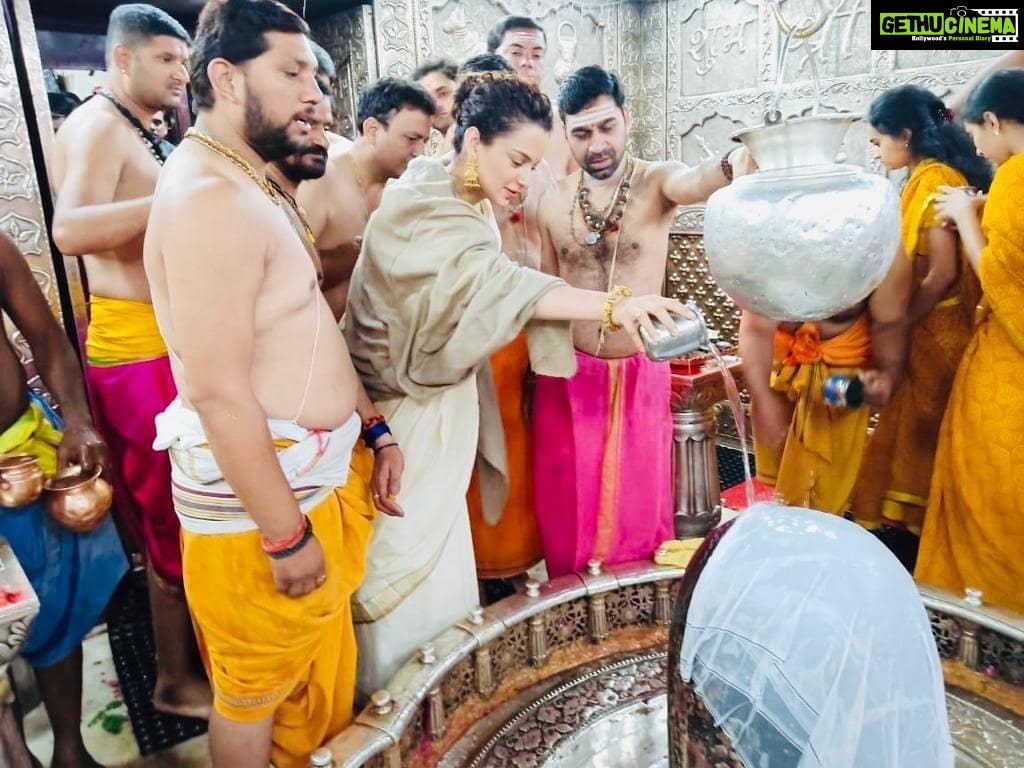 Kangana Ranaut Instagram - Har Har Mahadev!!! #KanganaRanaut at Mahakaleshwar temple seeking diving blessings from Lord Shiva. A major Shakti peetha, a confluence of all divine powers both masculine & feminine. Evoking the spirit & devotion of #Manikarnika