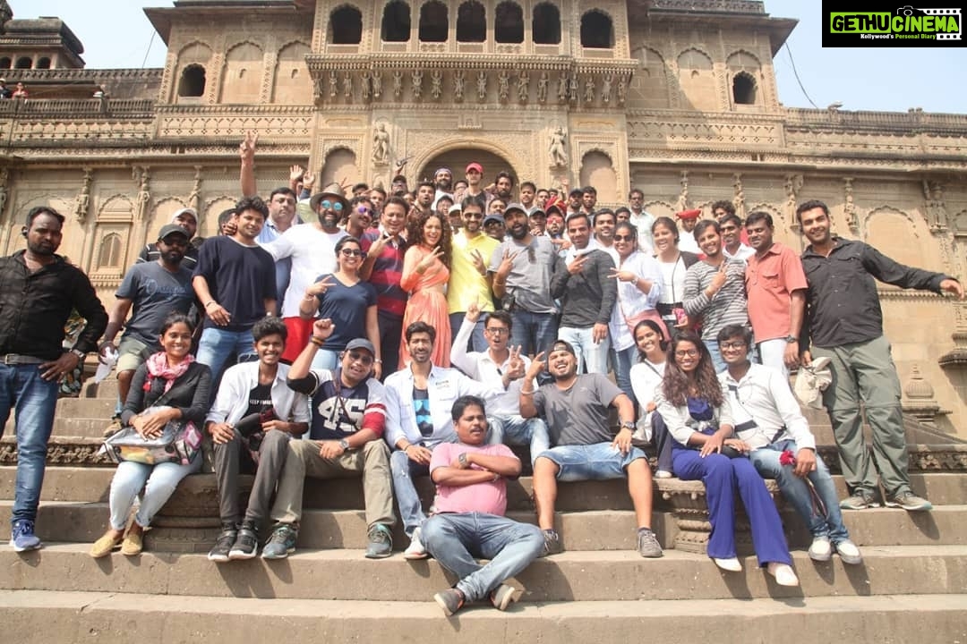 Kangana Ranaut Instagram - And it's a wrap! #Manikarnika the Queen of Jhansi releases on January 25, 2019 #KanganaRanaut @KamalJain_TheKJ @zeestudiosofficial @lokhandeankita #prasoonjoshi #vijayendraprasad @shankar.mahadevan @shankarehsaanloy @senguptajisshu @shariq_patel @boscomartis @manikarnikafilm @vyasabhishek77