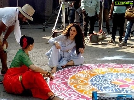 Kangana Ranaut Instagram - #WorkMode on! #KanganaRanaut with @boscomartis while shooting for @manikarnikafilm @KamalJain_TheKJ @zeestudiosofficial @lokhandeankita #prasoonjoshi #vijayendraprasad @shankar.mahadevan @shankarehsaanloy @senguptajisshu @shariq_patel @vyasabhishek77