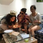 Kangana Ranaut Instagram - Surprise, surprise! When @unnatiidavara gets a surprise cake for the #Manikarnika team to celebrate the successful launch of #Manikarnikateaser #KanganaRanaut