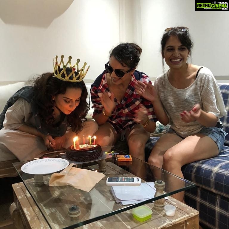 Kangana Ranaut Instagram - Surprise, surprise! When @unnatiidavara gets a surprise cake for the #Manikarnika team to celebrate the successful launch of #Manikarnikateaser #KanganaRanaut
