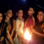 Kangana Ranaut Instagram - #Manikarnika girls at ND studio today Celebrating the response to the #manikarnikateaser #kanganaranuat @lokhandeankita @unnatiidavara ND studio(karjat)