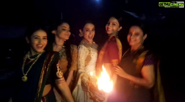 Kangana Ranaut Instagram - #Manikarnika girls at ND studio today Celebrating the response to the #manikarnikateaser #kanganaranuat @lokhandeankita @unnatiidavara ND studio(karjat)