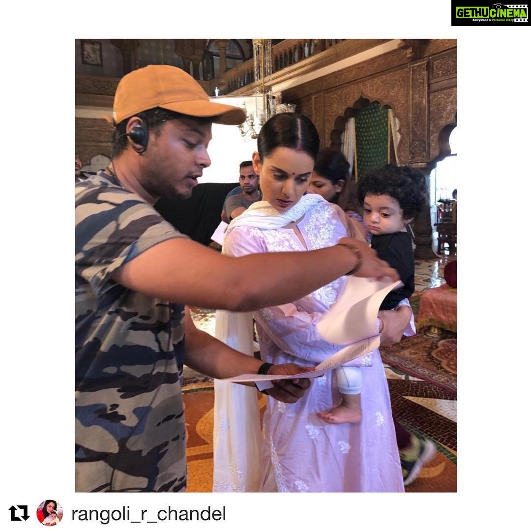 Kangana Ranaut Instagram - #Repost @rangoli_r_chandel with @get_repost ・・・ Manikarnika work mode !!!#Prithuintenselywatching ♥️#Maasikiddieinseparable 😘😘#missmyshootingdays #Manikarnika 😊
