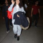 Kangana Ranaut Instagram - Queen Off to NYC!! #KanganaRanaut spotted at the airport on her way to USA. #airportdiaries