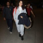 Kangana Ranaut Instagram – Queen Off to NYC!!
#KanganaRanaut spotted at the airport on her way to USA.
#airportdiaries