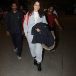 Kangana Ranaut Instagram - Queen Off to NYC!! #KanganaRanaut spotted at the airport on her way to USA. #airportdiaries