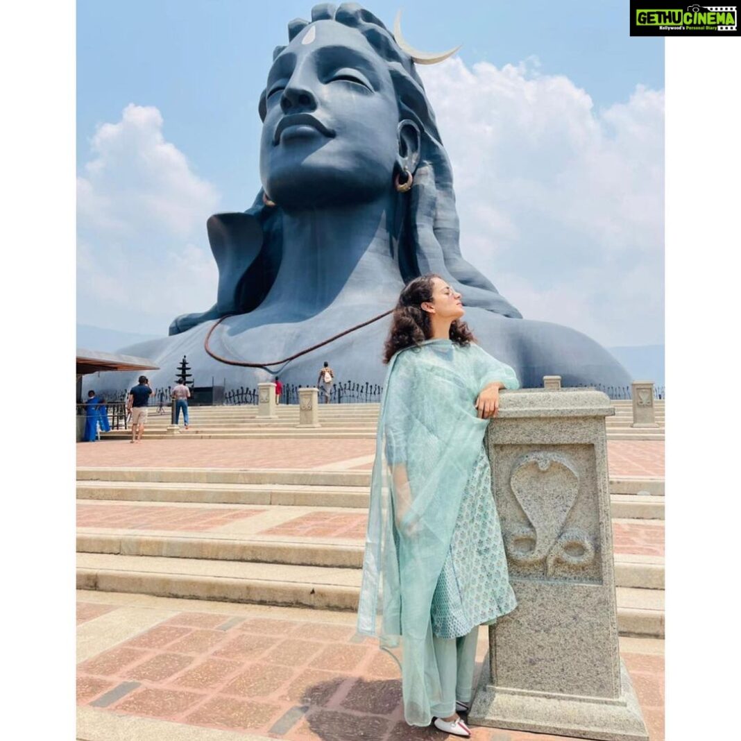 Kangana Ranaut Instagram - Some pictures from our aashram @isha.foundation Most important is to disconnect from everything worldly and connect with our inner being the higher self Shiva himself even if it is for few days ....Om Namah Shivaya 🙏