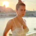 Kangana Ranaut Instagram - Mohabbat mein nahi hai farak jeene aur marne ka, usi ko dekh kar jeete hain jis kafir pe dum nikle -Ghalib