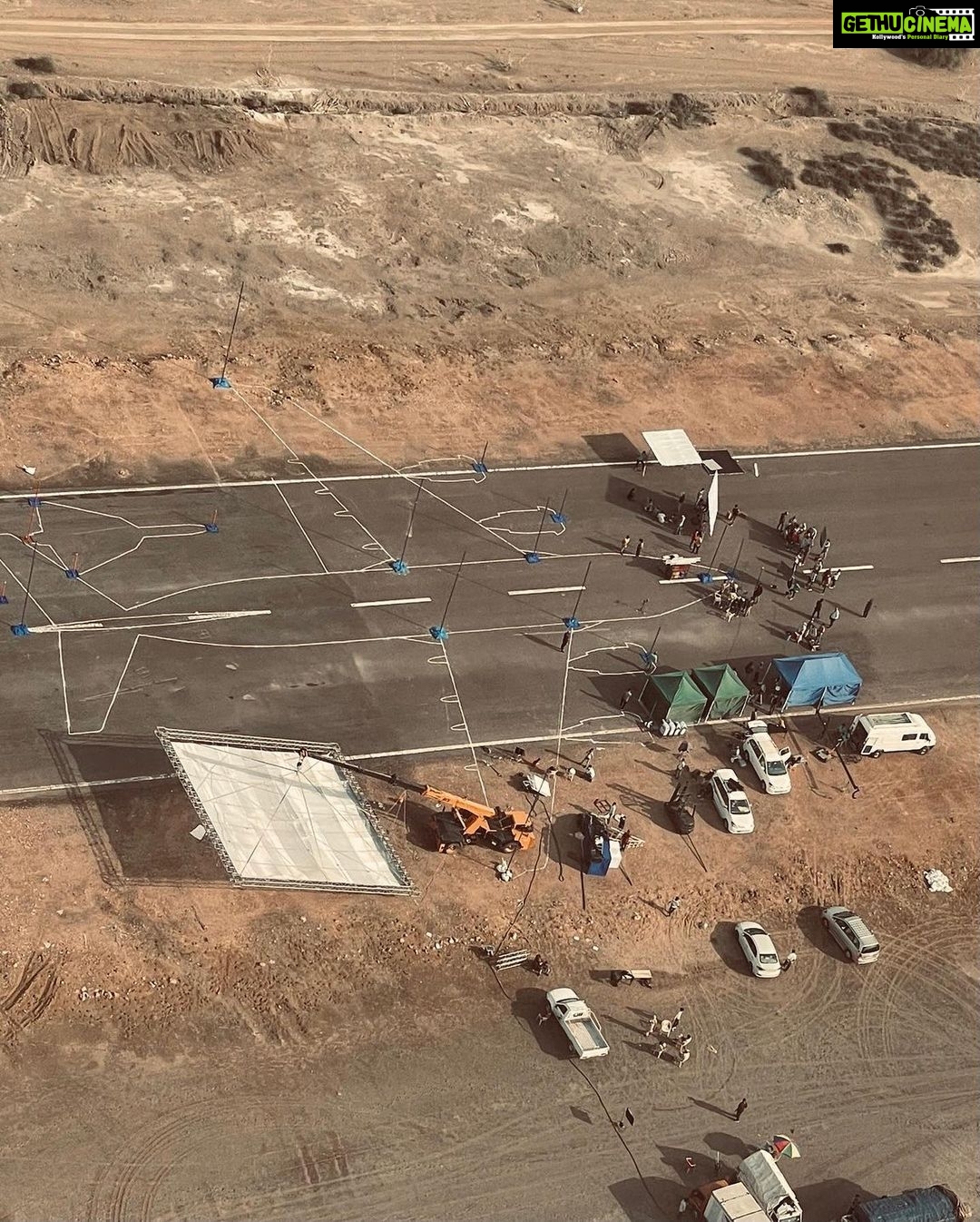 Kangana Ranaut Instagram - Team #Tejas successfully completed Rajasthan schedule today, also shot very close to Pakistan border the crew faced many obstacles including extreme weather conditions, it seemed as if our commander in chief @sarveshmewara was driven by other worldly force. Salutations team #Tejas @rsvpmovies @nonabains