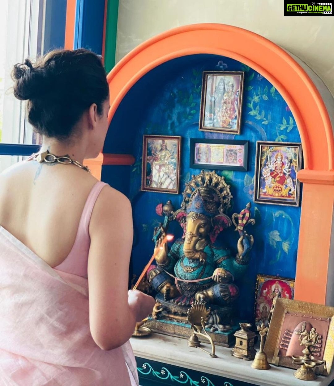 Kangana Ranaut Instagram - It was a very short trip home, now leaving for Jaisalmer for #Tejas shoot, distressed to see COVID cases rise everywhere, praying for everyone’s well being .... also thank you for all for all the love and kindness bestowed upon #thalaivitrailer