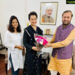 Kangana Ranaut Instagram - Today after the shoot got an opportunity to meet Honourable Minister Shri @PrakashJavdekar ji, discussed various issues especially discrimination against women and outsiders in the film Industry. Thank you for your compassion, insight and guidance sir 🙏