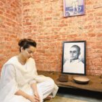 Kangana Ranaut Instagram - Today on arriving in Andaman island I visited Veer Savarkar's Cell at Kala Pani, Cellular Jail, Port Blair… I was shaken to the core … when inhumanity was at its peak even humanity rose to its peak in the form of Savarkar ji and looked it in the eye, faced every cruelty with resistance and determination… How scared they must have been of him not only they kept him in Kala Paani in those days it must be impossible to escape from this tiny island in the middle of sea yet they put chains on him built a thick walled jail and locked him up in a tiny hole, imagine the fear as if he can fly on thin air across the never ending sea, what cowards… !! This cell is the truth of Aazadi not what they teach us in our text books …. I meditated in the cell paid my gratitude and deepest respect to Veer Savarkar ji… स्वतंत्रता संग्राम के इस सच्चे नायक को मेरा कोटि कोटि नमन 🇮🇳 जय हिंद 🇮🇳