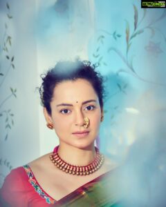 Kangana Ranaut Instagram - The amount of hostility I faced for standing up for my beloved city Mumbai baffled me, today I went to Mumba devi and Shri Siddhivinayak ji and got their blessings, I feel protected, loved and welcomed. Jai Hind Jai Maharashtra 🙏 @ravindupatilphotography 📸 Jewellery credits : @amrapalijewels
