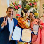 Kangana Ranaut Instagram - We all grow up with a deep desire to be worthy of our parents love, care and sacrifices… After all the troubles I give my mummy papa such days seem to make up for all those mischiefs .. Thank you for being my mummy papa I wouldn’t want it any other way … ❤️❤️❤️❤️❤️🎉🤩