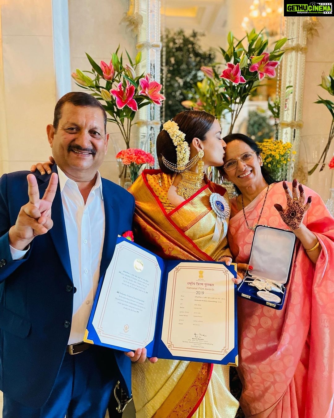 Kangana Ranaut Instagram - We all grow up with a deep desire to be worthy of our parents love, care and sacrifices… After all the troubles I give my mummy papa such days seem to make up for all those mischiefs .. Thank you for being my mummy papa I wouldn’t want it any other way … ❤️❤️❤️❤️❤️🎉🤩