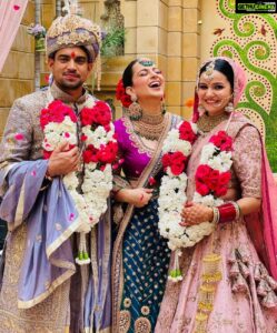 Kangana Ranaut Instagram - #Kangana and family members for Ritu & Aksht’s big day. Don’t they just look happy and radiant? 😍🥰