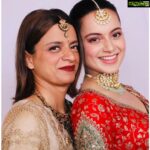 Kangana Ranaut Instagram - Kangana attends Karan-Anjali’s wedding pahadi Dham in a stunning red lehenga @ri_ritukumar @sunita_shekhawat_jaipur. How cute are the fam photos? 😍✨